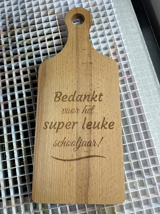 Gegraveerde snijplank – “Bedankt voor het super leuke schooljaar!” Speksnijder Laser Service