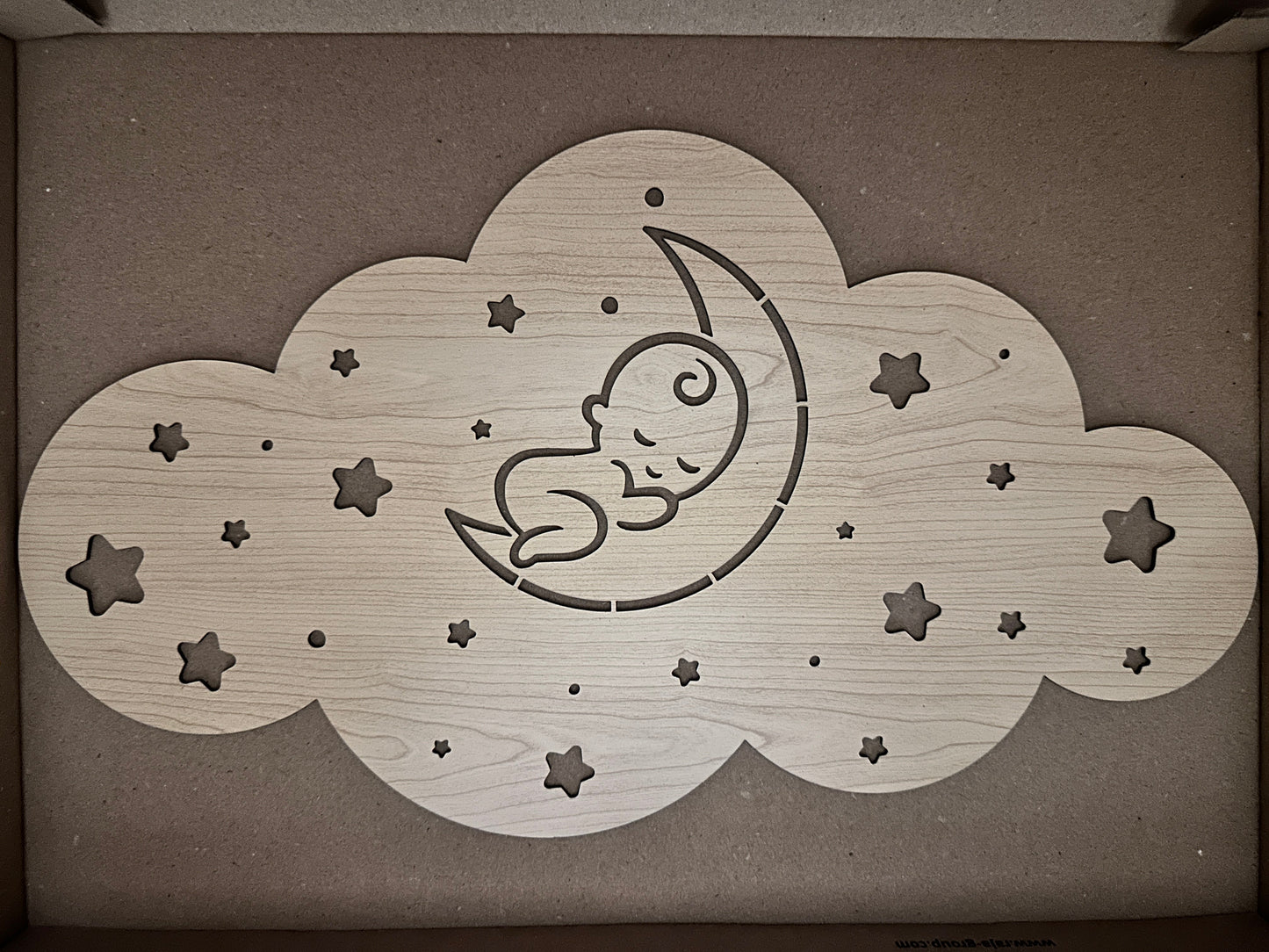Wandplaatje met slapende baby op maantje Speksnijder Laser Service