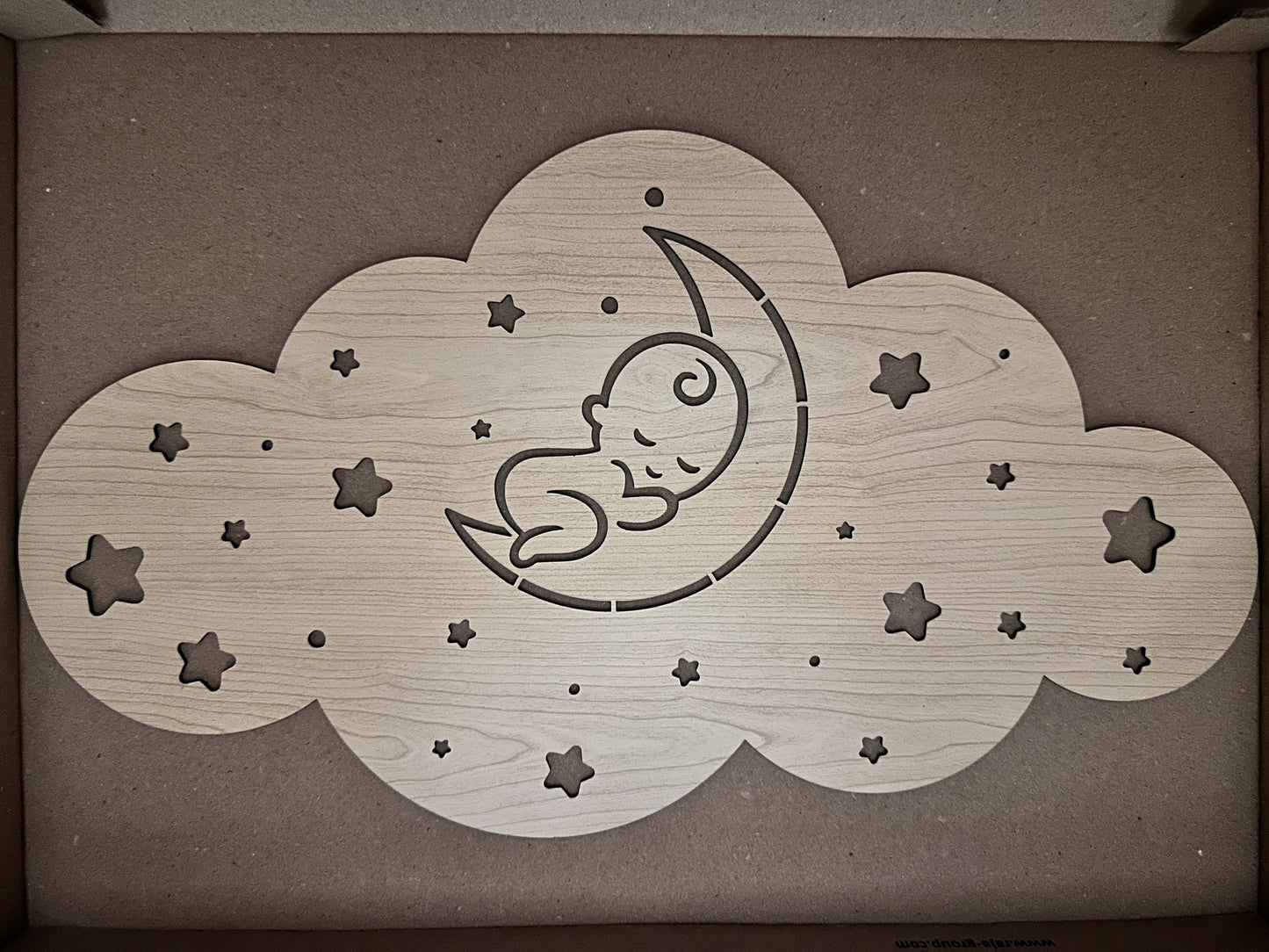 Wandplaatje met slapende baby op maantje