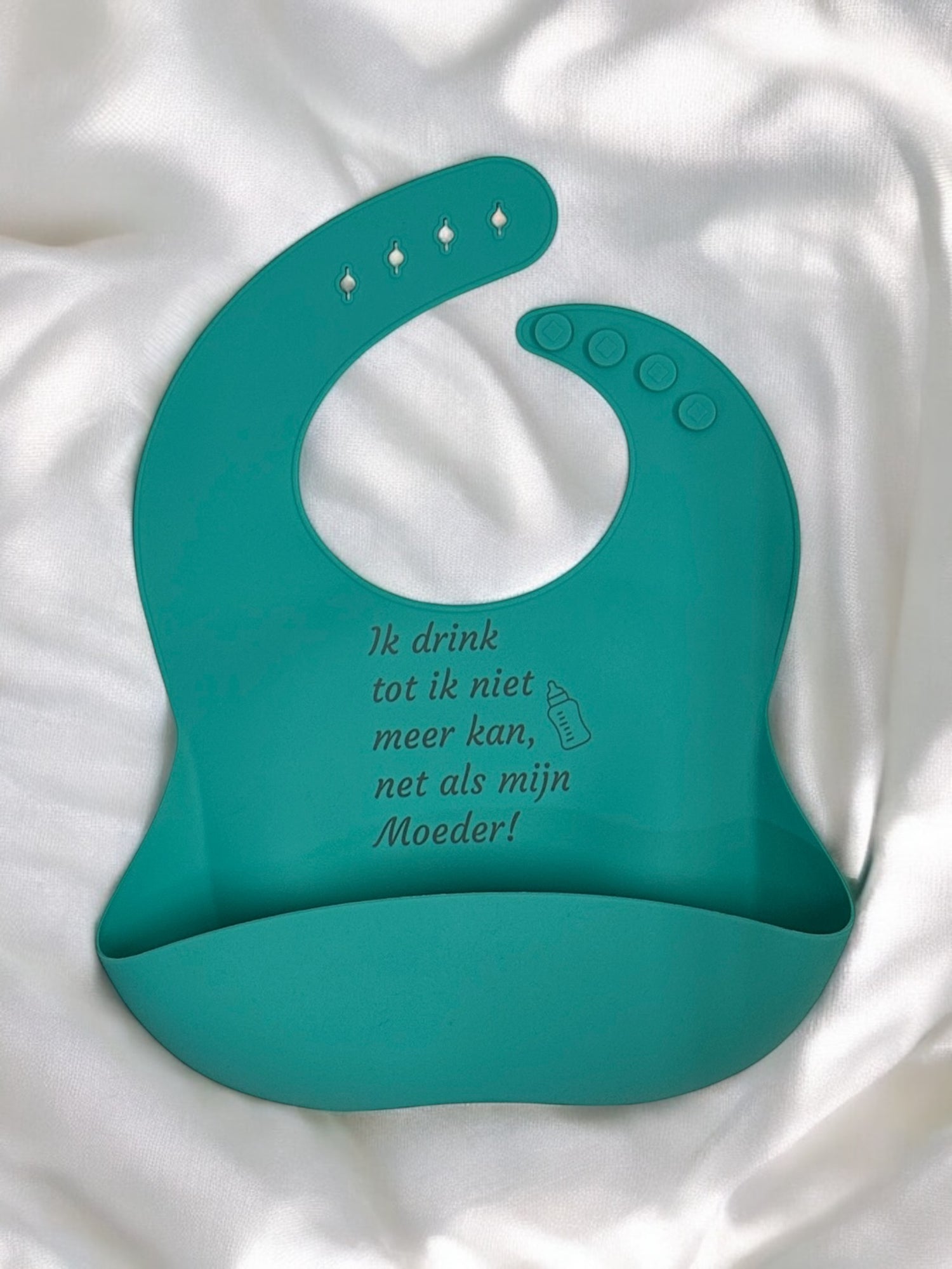 Groen siliconen slabbetje met grappige tekst ‘Ik drink tot ik niet meer kan, net als mijn moeder!’ – ideaal als origineel kraamcadeau voor baby’s