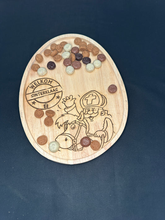 Serveerplank met gegraveerde Sinterklaas tekening en lekkernijen
